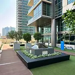 Relaxing Marina View Stay, Walk To Beach & Mall - 27Ab07